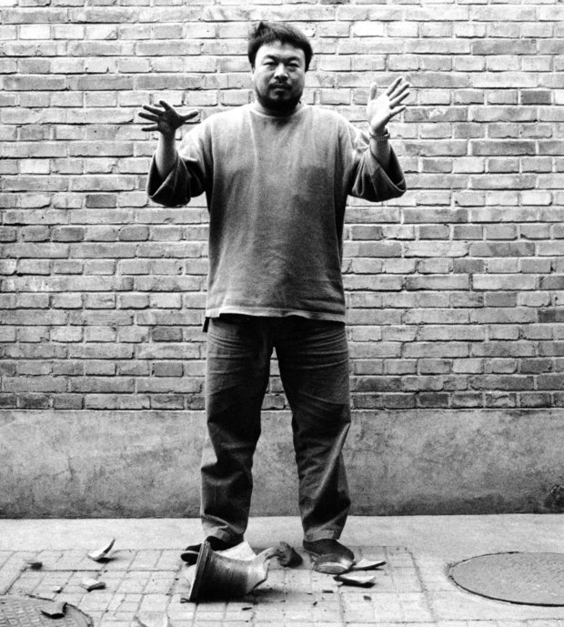 Ai Weiwei, Dropping a Han Dynasty Urn, triptych 3/3, 1995
